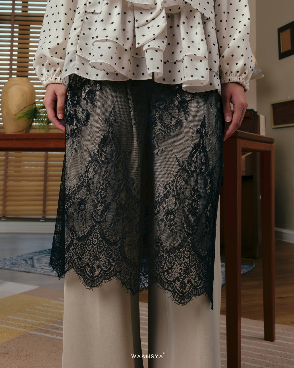 LEA LACE IN BLACK