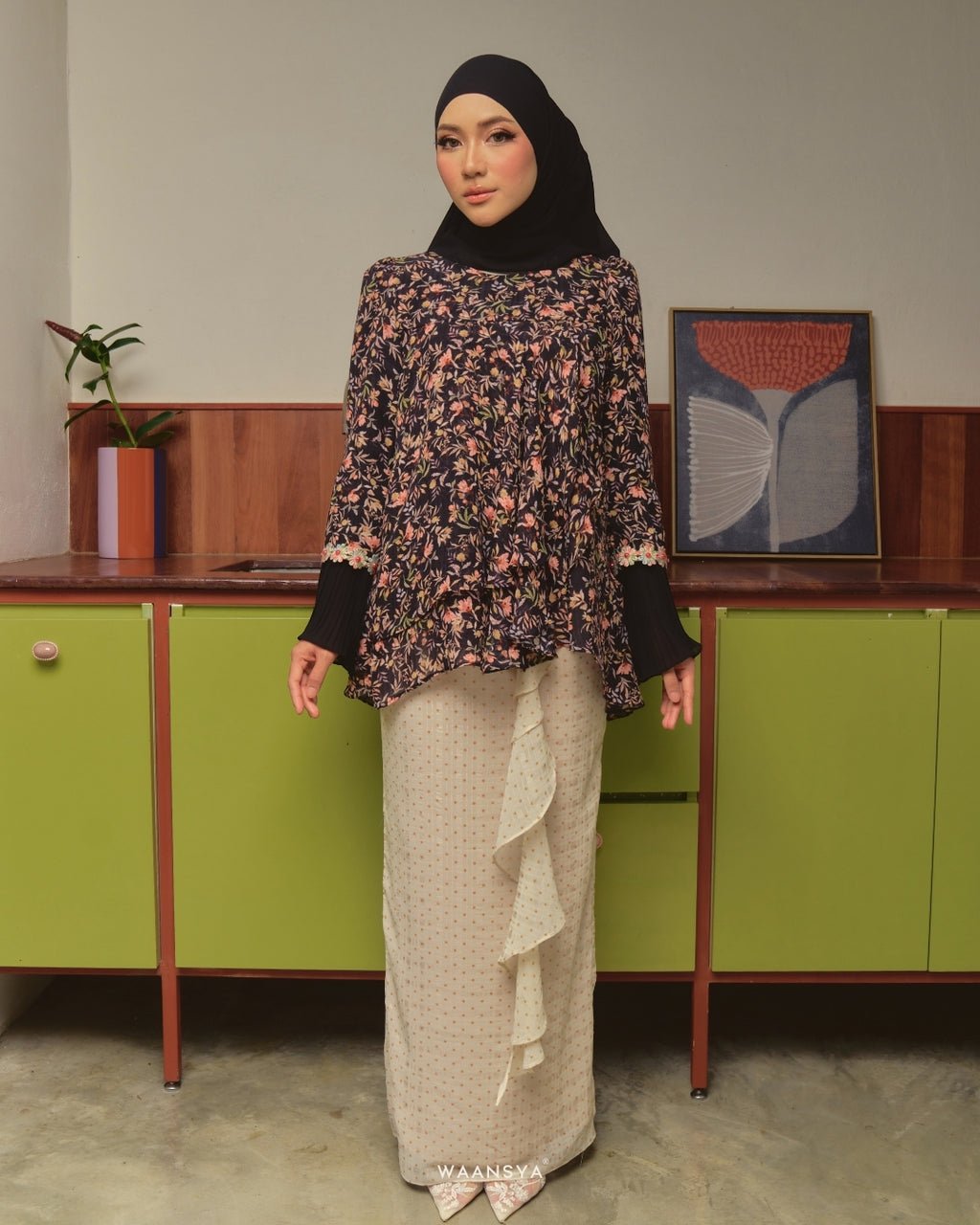 SURI KURUNG IN BLACK