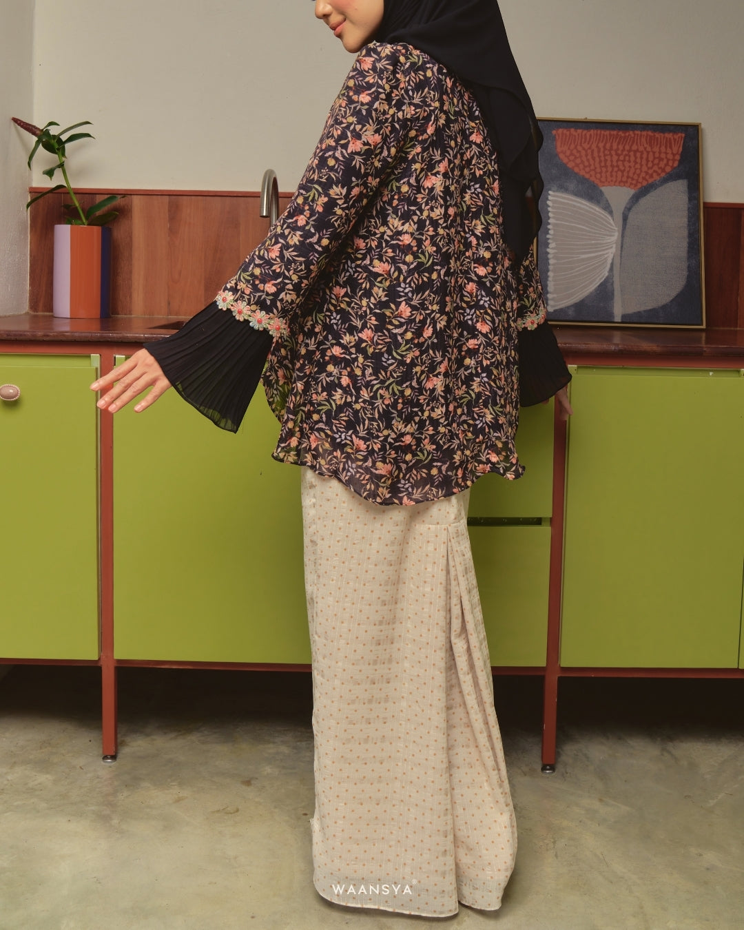 SURI KURUNG IN BLACK