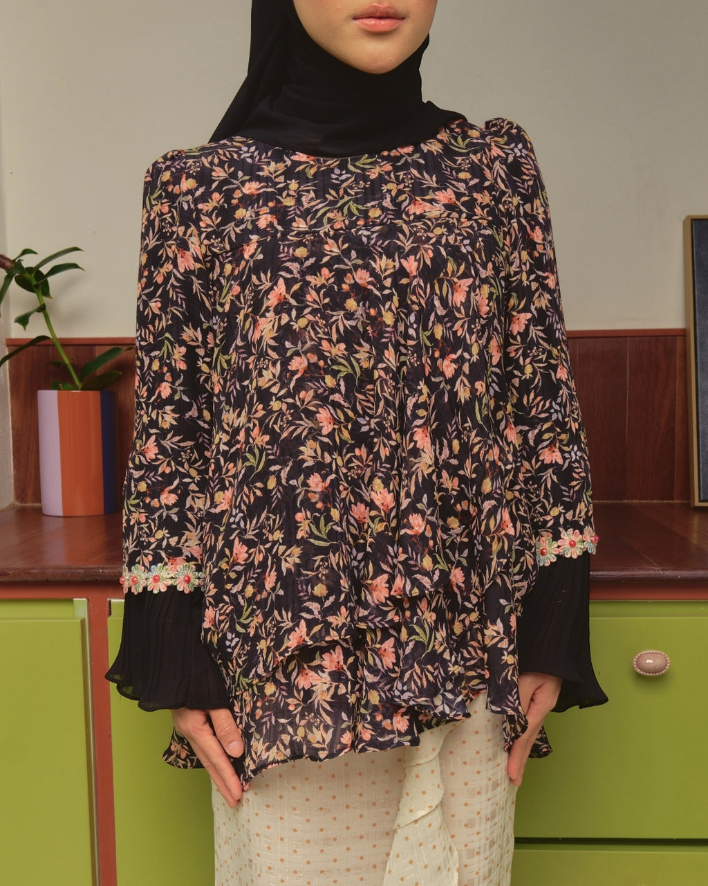 SURI KURUNG IN BLACK