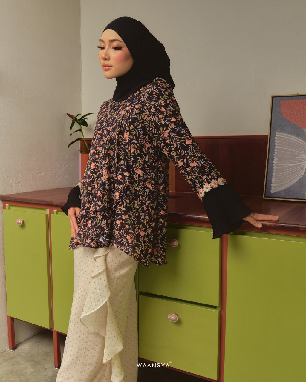 SURI KURUNG IN BLACK