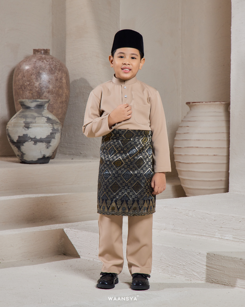 BADANG KIDS IN NUDE SAND