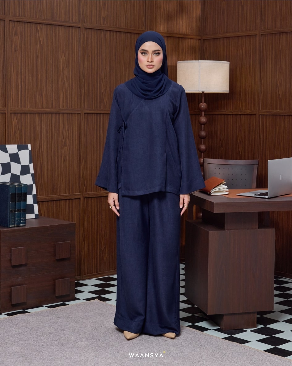 SERENA SUIT IN NAVY BLUE