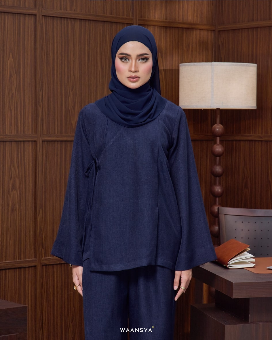 SERENA SUIT IN NAVY BLUE