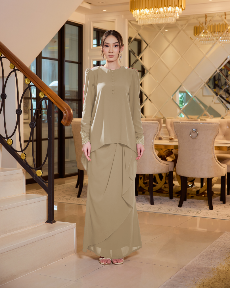 EVELYN KURUNG IN NUDE