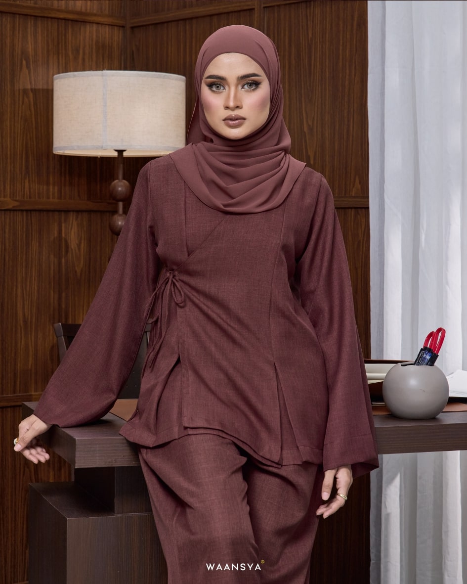 SERENA SUIT IN MAHOGANY