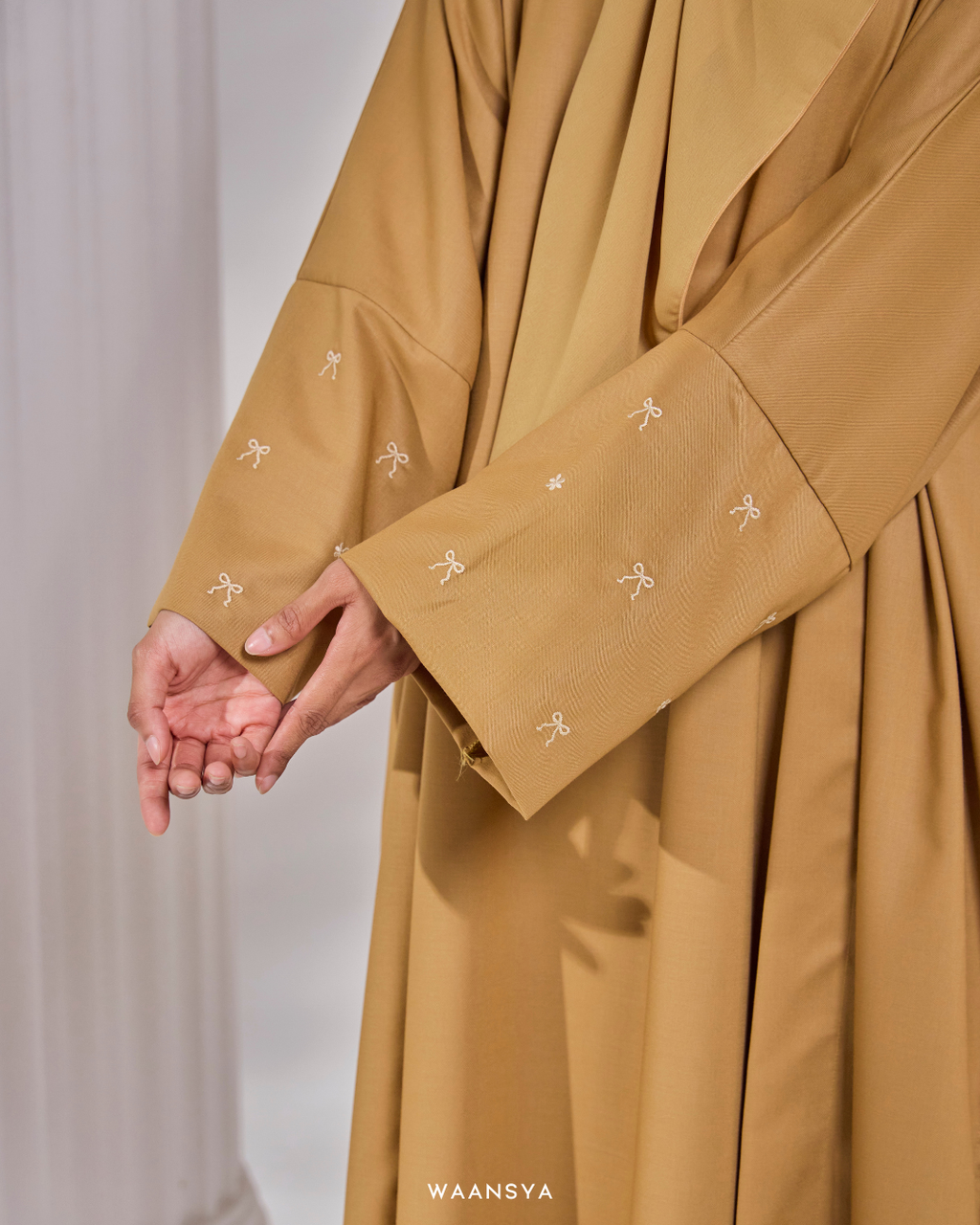 HAYAA ABAYA IN HAZELNUT