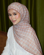 PLAID-KAT PRINTED CHIFFON SHAWL IN KOPI SUSU