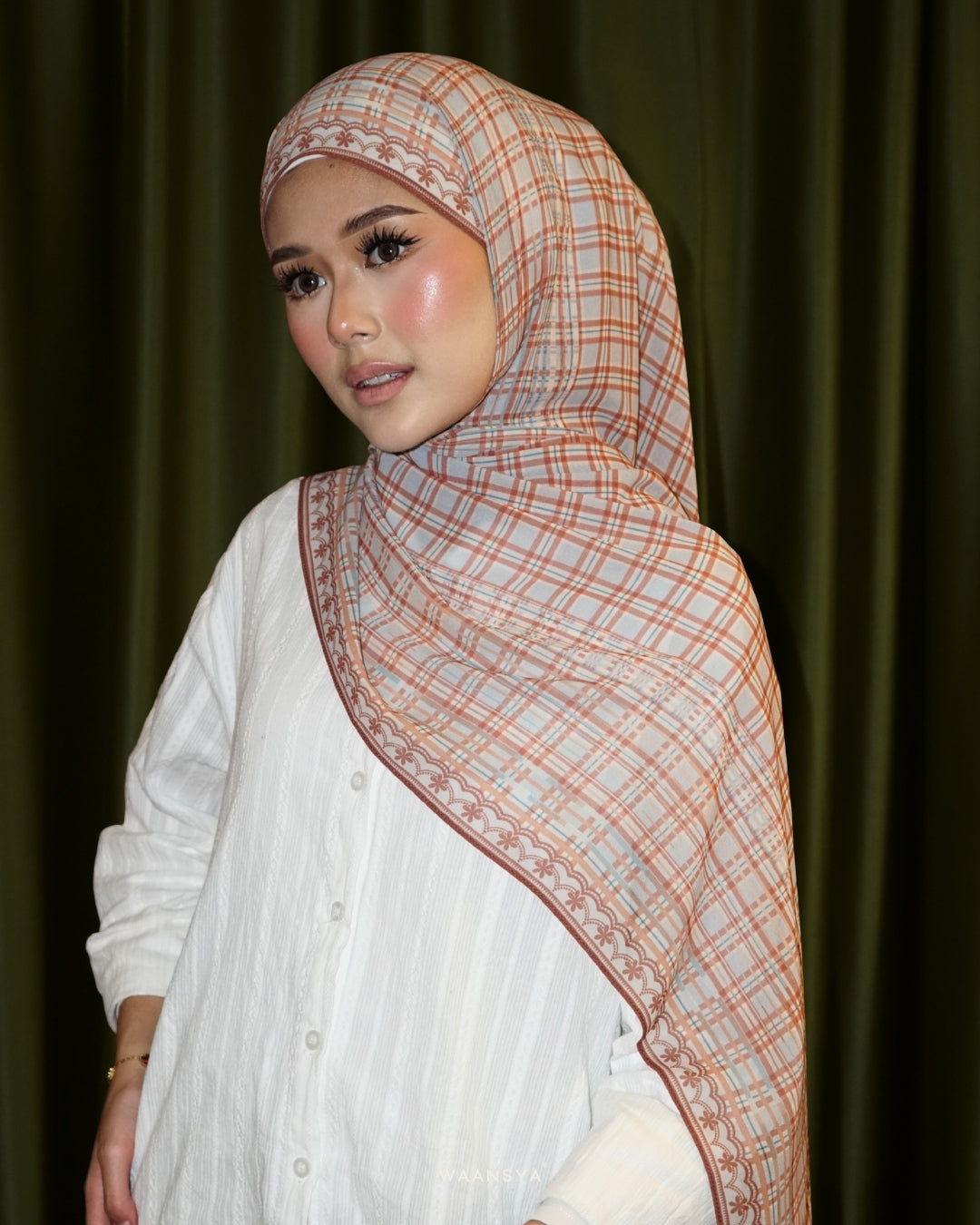 PLAID-KAT PRINTED CHIFFON SHAWL IN KOPI SUSU